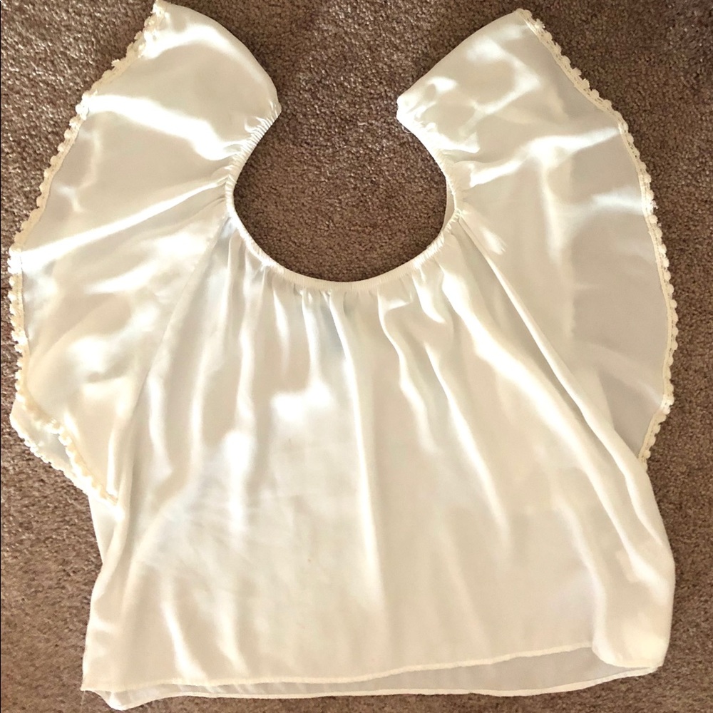 White top with flowy sleeves